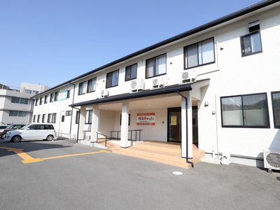 明るい施設の外観