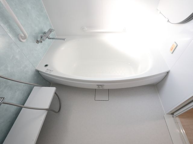 手すり付き洗面浴室 浴室 安全に配慮された設計の浴室です。手すりや滑りにくい床が備えられ、快適にご利用いただけます。