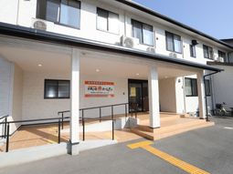 白壁の建物入り口