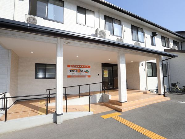 白壁の建物入り口