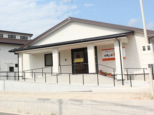 明るい外観の施設入口