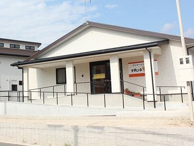 明るい外観の施設入口