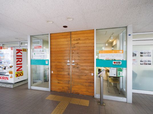 入口の自動ドアと案内表示