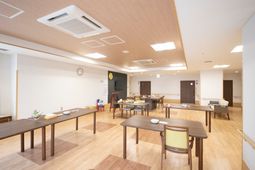 共用の明るいラウンジ空間