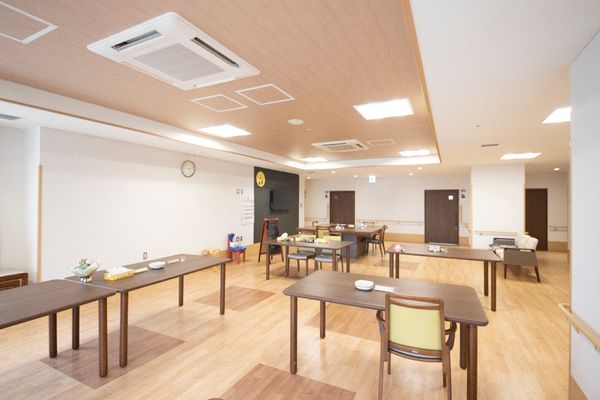共用の明るいラウンジ空間