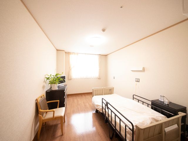 居心地の良い居室 居室 ゆとりある空間と自然光溢れる窓が心地よい、シンプルで落ち着いた雰囲気の居室です。働く上で安らぎの提供に重点を置いています。