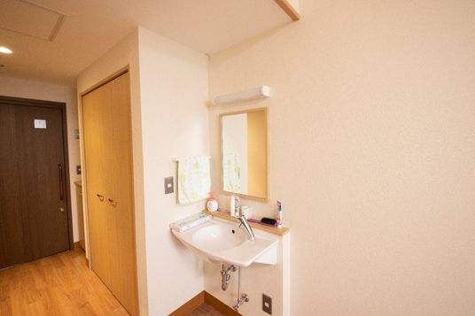 明るい個室の洗面台