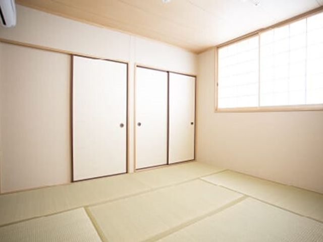 和室の居心地の良さ ゲストルーム 広々とした明るい和室で、ゆったりとくつろぐ時間を提供しています。日当たり良く、静かな環境が特長です。