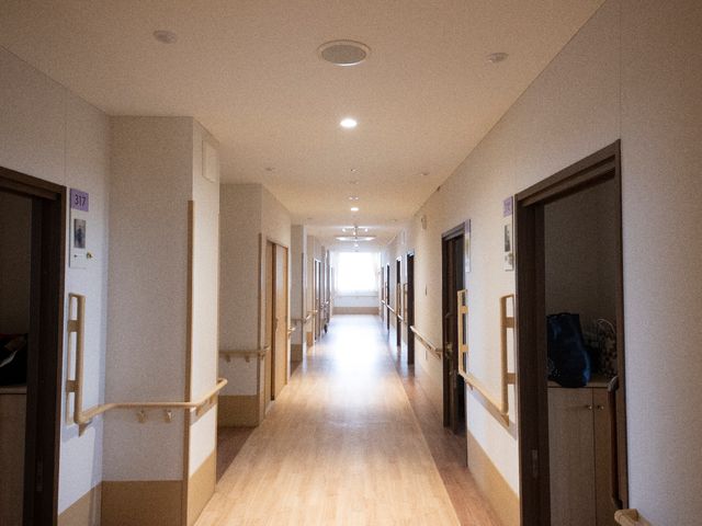 明るく広い施設の廊下 廊下 手すりが設けられた廊下は、ゆとりを持って歩ける設計です。静かで居心地の良い空間が、仕事への意欲を高めてくれるでしょう。