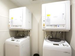 洗濯機と乾燥機の並ぶ空間