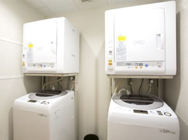 洗濯機と乾燥機の並ぶ空間