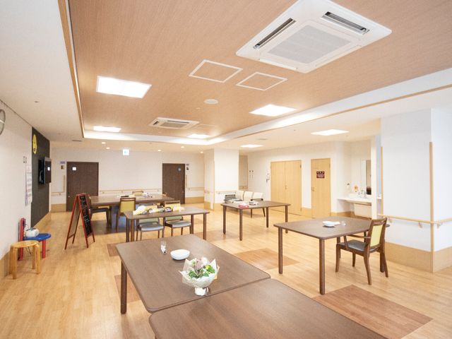 共用スペースの様子 共有スペース ゆとりのある食堂には木目調のテーブルが並び、温かみのある空間が広がっています。ゲームや読書で皆様の交流の場となっております。