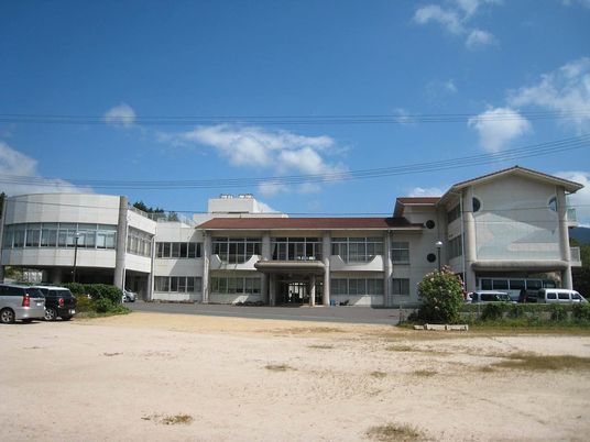 広い敷地の建物外観  