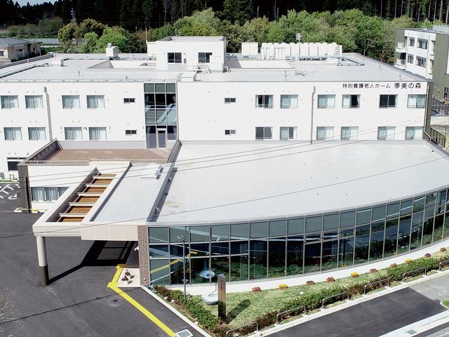 広々とした施設外観 外観 自然溢れる周囲に囲まれた広々とした建物です。緑地に囲まれ、穏やかな環境が魅力です。