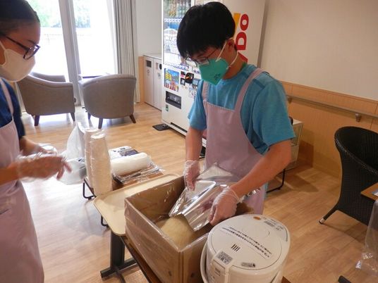 配膳準備の様子の食堂  