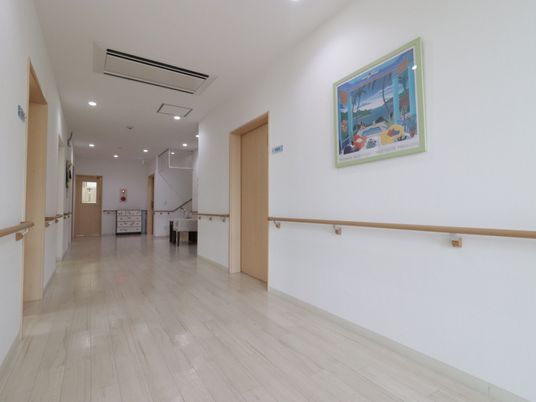 明るく広々とした廊下