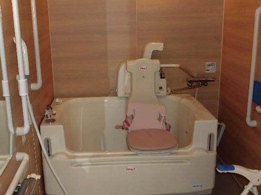 バリアフリー設計の浴室