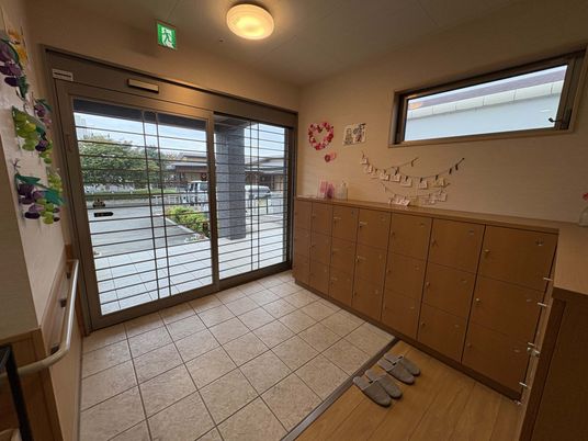 落ち着いた雰囲気のエントランス