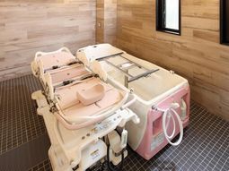 木目調の壁と高機能ベッド