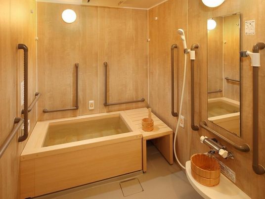 木目調の清潔な浴室