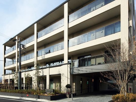 モダンな建物のエントランス