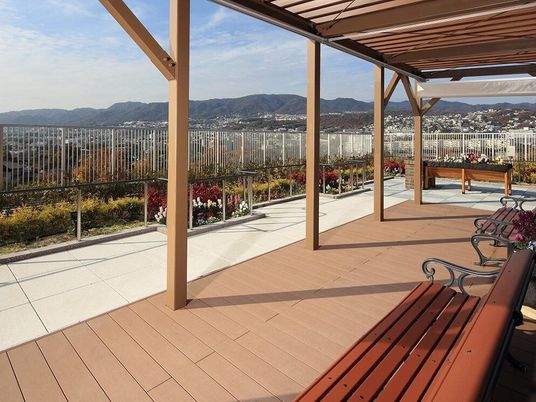 中庭のベンチと花壇