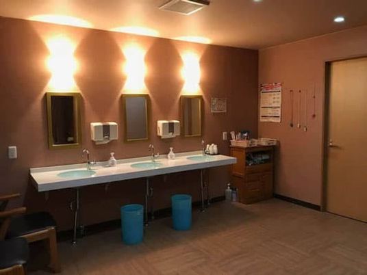 洗面台のある明るい洗面室  