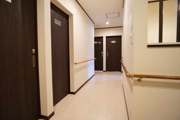 廊下のモダンなインテリア