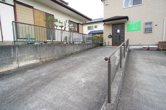 施設外観とスロープ