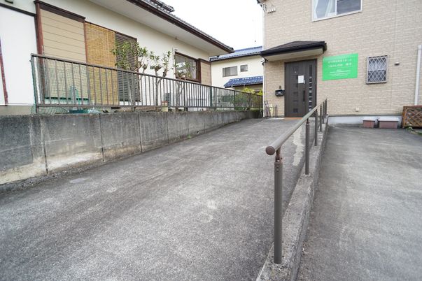 施設外観とスロープ