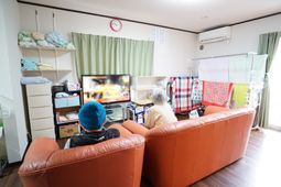 居室にいる人々