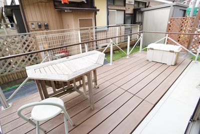 テラスの木製ベンチとテーブル