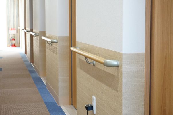 廊下の手すりと扉