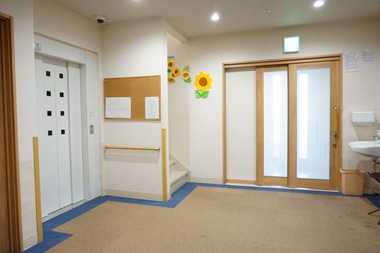 清潔感のある廊下とドア
