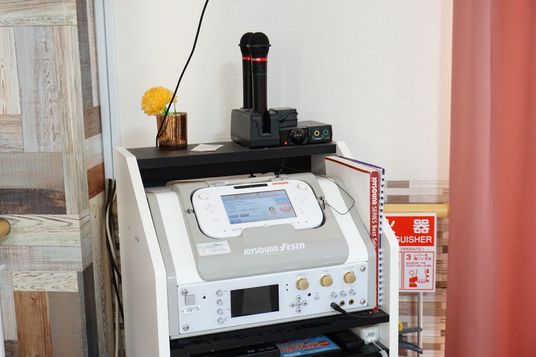 カラオケ機器設置の一角