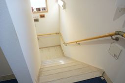 階段と手すりのある空間