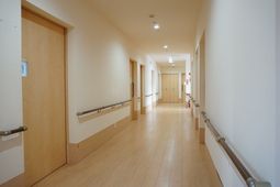 廊下の明るいイメージ