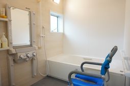 バリアフリー設計の浴室