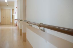 廊下に手すりが設置された空間