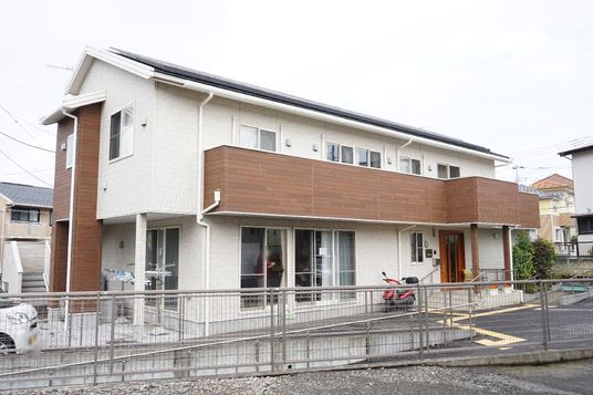 白と茶色の建物の外観