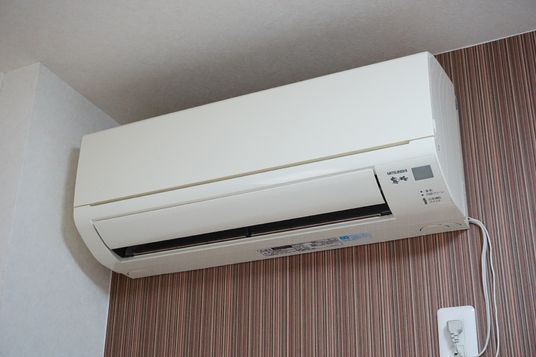 エアコン取り付けられた壁