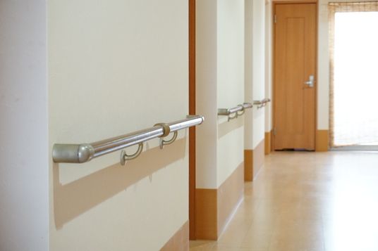 手すり付きの明るい廊下