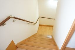 木製の温かみのある階段