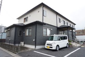 落ち着いた色合いの外観