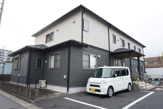 落ち着いた色合いの外観