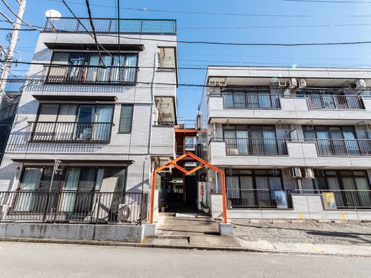 街中の建物外観
