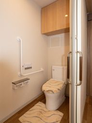 手すり付きの清潔なトイレ