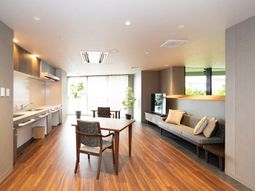 明るいリビングの様子