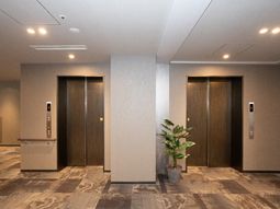 モダンなエレベーター前