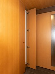 茶色い扉のある廊下